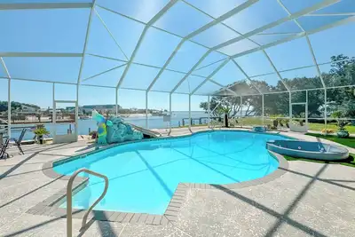 Image de \"Lucky View\" | Private Pool | Boat Dock | Waterfront | Beach Getaways