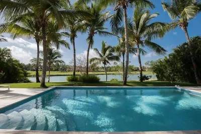 Image de Lake front villa with open design in luxury resort