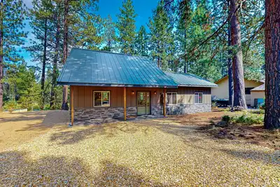 Image de Beautiful riverfront home with private dock, fireplace, WiFi, and patio