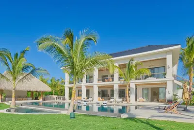 Image de Luxury villa with heated pool/jacuzzi + full staff