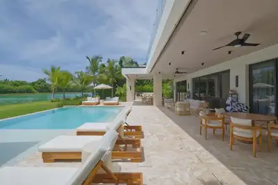 Image de Modern lake villa w/ staff in golf & beach resort