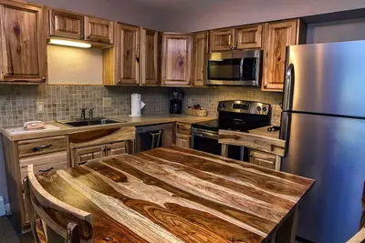 Image de Condo Overlooking Fall River with Personal Hot Tub