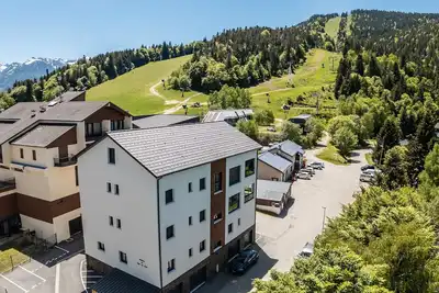 Image de Appartement 'Aux Pieds Des Pistes - Appt A' avec vue sur la montagne, Wi-Fi et climatisation