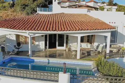 Exclusive private home with 180° ocean view