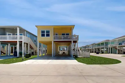 Image de Coastal retreat with large deck, grill & access to pool