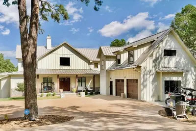 Image de Luxurious Loft -12 Acres near Eureka Springs w/ WiFi, Ac, Pool, Hot Tub & Sauna!