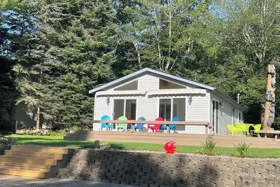 Image de Get away and relax in this Cheerful Waterfront Cottage! Pontoon Included!