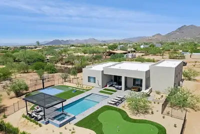 Image de Desert Oasis W/ Free Heated Pool + Hot Tub + Basketball Court + Golf Simulator!