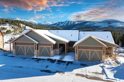 Image de The AlpenGlow House: Private Hot Tub Retreat with Stunning Mountain Views!