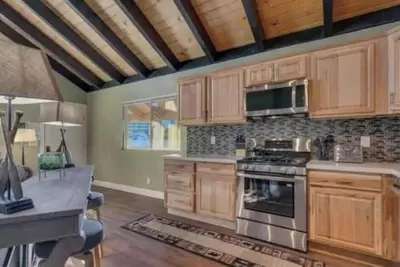 Image de Ski-In\/Ski-Out & Hiking Haven Condo