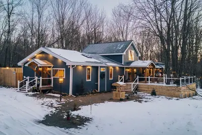 Image de Mount Zurich\/Poconos\/14 Ppl\/Xl Hot Tub\/Pool Table \/Playground\/Fire-pit \/Games