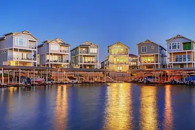 Image de Family Tides on Lbj: waterfront w/pool