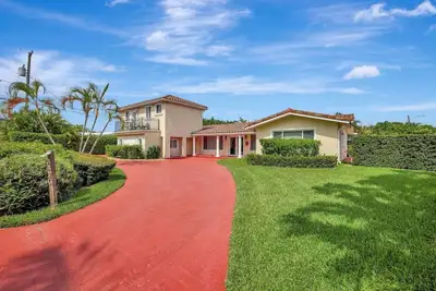 Image de Stylish 2br/3ba w-Heated Pool + Beach Walkable