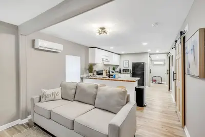 Image de Elegant 2-Bed Cottage with Private Yard