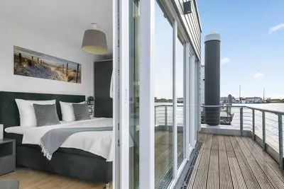 Image de Am Pier-schwimmendes Ferienhaus-dachterrasse-bootsliegeplatz - Sauna- 360° Blick
