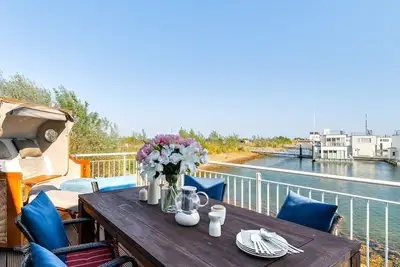 Image de Art Haus - 1st row on the water, 360° roof terrace, sauna, whirlpool, beach chair