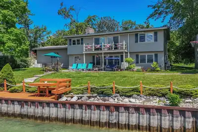 Image de Directly on Lake Charlevoix | Fireplace | Outdoor Grill | Sleeps 8 | 4 Br