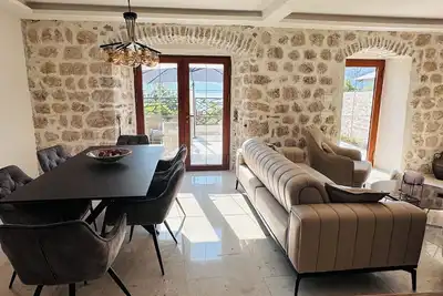 Image de Villa Milica from the 18. century in marvelous Ljuta, Kotor