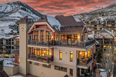 Image de Luxe Escape + Views| Cloudcatcher Peak Penthouse