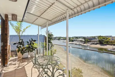 Image de Waterfront Bliss: Contemporary Home with Open Living Spaces