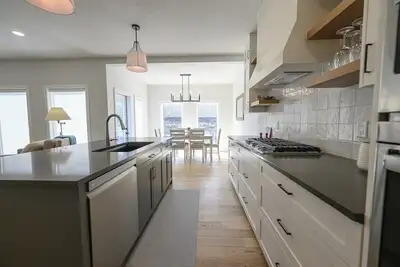 Image de Modern Charm | Full House + Ac | 2 Smart TVs