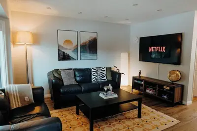 Image de Central Calgary & Nearby Mountain Escape - 4 Beds