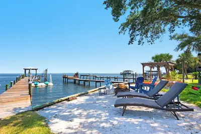 Image de ☀️Stunning Bay Views-Fishing Pier-Boat/Jet Ski Lift-Breezy on the Bay☀️