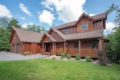 Image de New! Footsteps From Fun: Lake Area, Dogs Ok, Hot Tub, Pool Table!