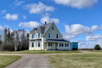 Image de Charming Farmhouse on 2 acres, 5 mins from beach.