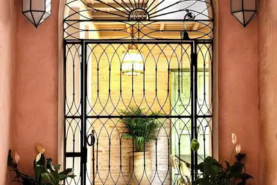 Image de Chic, Historic, City Home to Enjoy with Family and Friends.