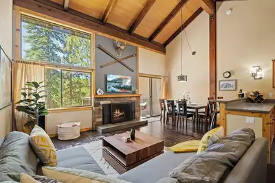 Image de Pet-Friendly Bright Condo at Northstar | Shuttle, Fireplace, Pool/Hot Tub