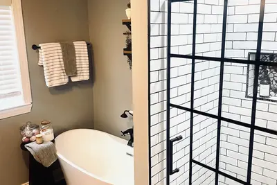 Near Rock City, Ruby Falls, and Chattanooga w/Deep Soak Tub & Waterfall Shower