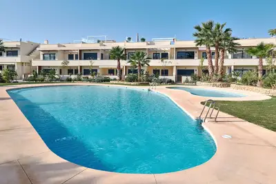 Image de Mediterranean Gardens 21: Garden with pool views