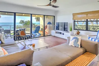Image de Nautical & Light Oceanfront Townhouse