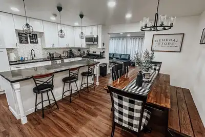 Image de Scottsdale’s Hidden Gem: A chic 3-bed, 2-bath home, with modern farmhouse charm.