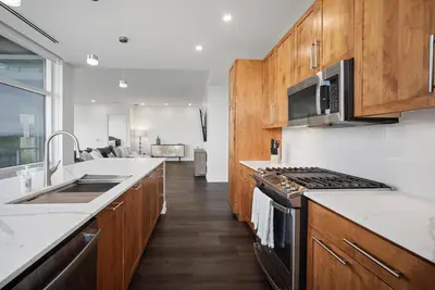 Fun & Fabulous, two bed apt!