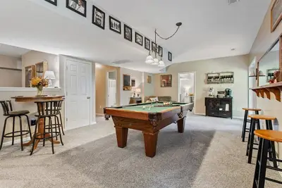 Image de Fun and Open Space Near Everything - Pool table, Hot Tub in Williamsburg