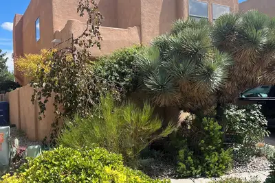 Image de Stunning views of sunrises and hot air balloons. Zen garden & a hot tub await.