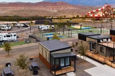 Image de New Yogi Bear Modern Luxury Cabin 2 Bedroom / Full Bath Sky Deck - Over 800 sq. ft.