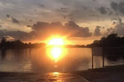 Image de Beautiful Lake house with private sandy beach, kayaks, 5 beds, 5 bath and spa!