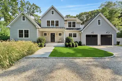 Image de East Hampton. New Spacious 5-bedroom house. Pool with great outdoor living
