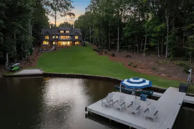 Image de Waterfront Lake Oconee House w/ Workstations & Hot Tub – 7 Bedrooms, Sleeps 14