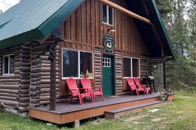 Image de Beautiful cabin nestled in the woods with WiFi in charming Island Park