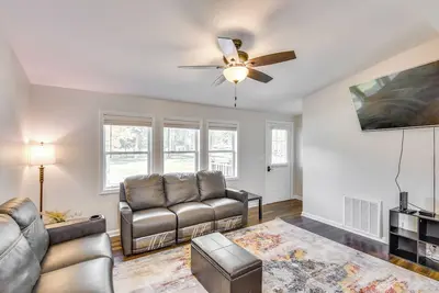 Image de 2 Mi to Lake Michigan: Pet-Friendly Sawyer Apt