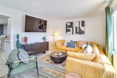 Image de Central Albuquerque Getaway w/ Hot Tub & Grill!