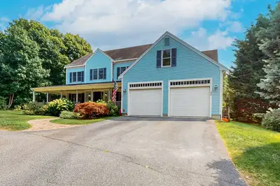 Image de Spacious home in a central location with W/D, Ac, porch, & grill