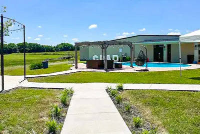 Image de Gorgeous home with private pool and lots of outdoor space
