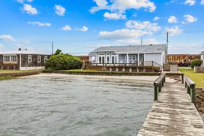 Image de Stunning beachfront home with private dock, central Ac & spacious deck