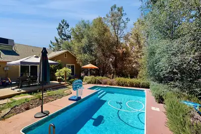 Image de Relaxing home with pool hot tub, firepit and board games