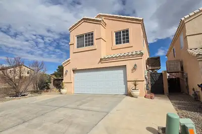 Image de Charming 4-bedroom house with beautiful backyard and mountain view.